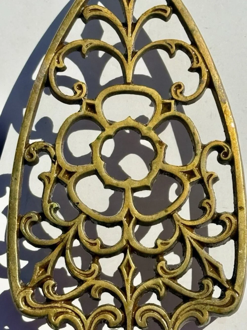 Vintage Original VIRGINIA METALCRAFTERS Brass Sad Iron Trivet Rosette 9-5